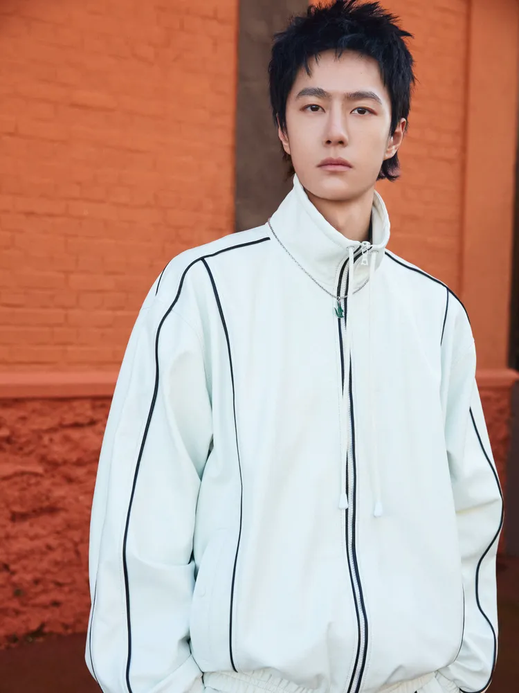 王一博身穿2024年秋冬秀款運動套裝現身秀場。品牌提供