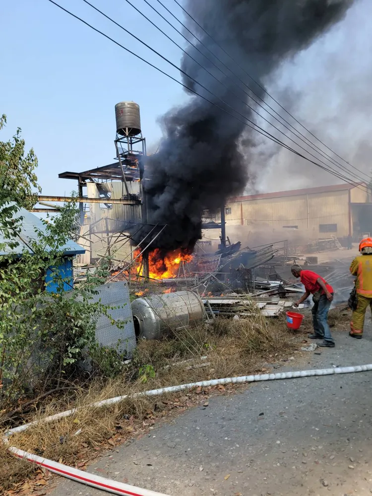 屏東縣竹田鄉義永路鴿舍火警， 1名民眾已明顯死亡。翻攝畫面
