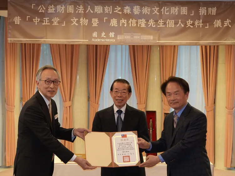 日本雕刻之森藝術文化財團常務理事玉木英二（左）代表該藝文財團，將所收藏與故總統蔣公等有關的文物24項捐給國史館館長陳儀深（右），28日在駐日代表處舉行捐贈儀式。駐日代表謝長廷（中）當見證人。 中央社