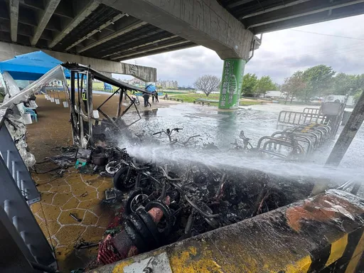 五股成蘆橋下驚傳爆炸冒黑煙 警衛亭、7輛電動單車燒毀