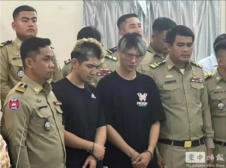 今年2月晚安小雞與阿鬧被上銬帶到記者會現場。《柬中時報》授權使用