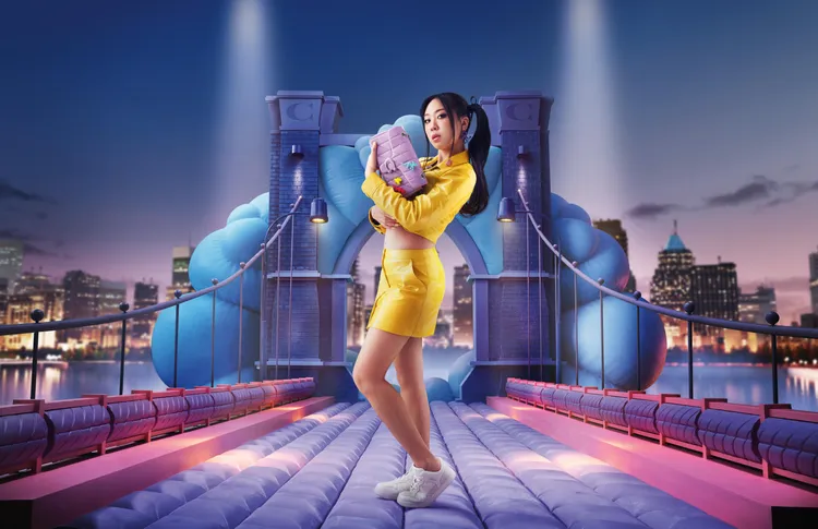 李泳知綁上俏皮的雙馬尾並換上「露肚裝」。品牌提供