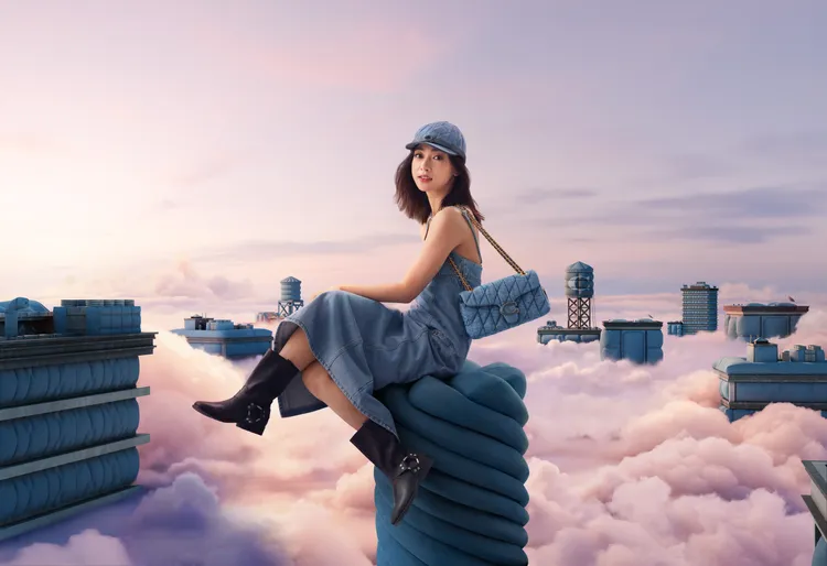 吳謹言丹寧吊帶洋裝。品牌提供