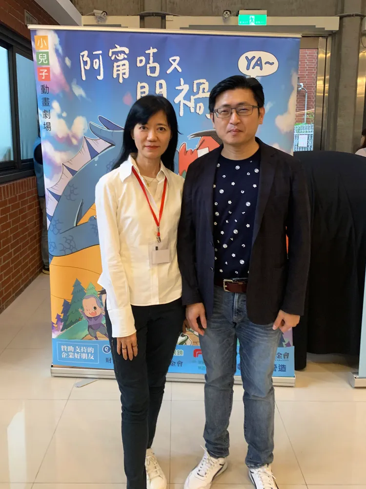 阿甯咕劇團團長蘇麗媚（左）與文策院院長盧俊偉去年在劇場外合影。夢田影像提供