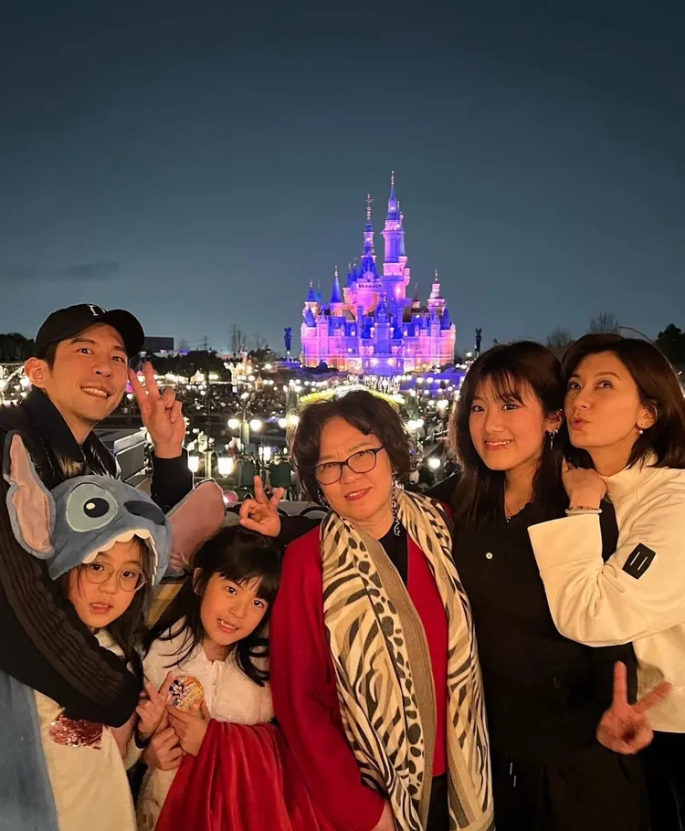 賈媽（中）也到上海同樂。翻攝賈靜雯IG