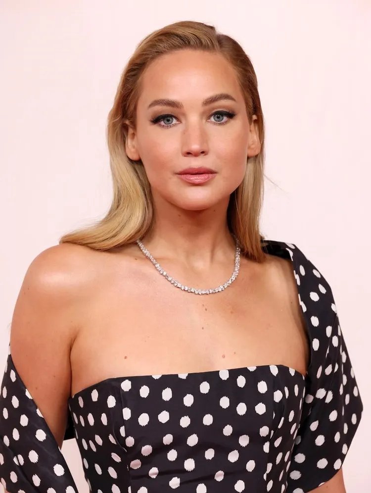 小珍妮佛的奧斯卡紅毯妝也使用了超完美持久亮采露#014玫瑰粉。品牌提供