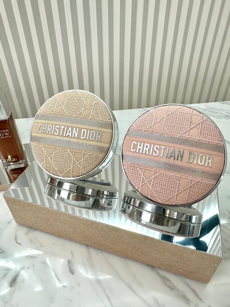 超完美氣墊外殼推出杏色與粉色藤格紋款，各1250元。張家玲攝