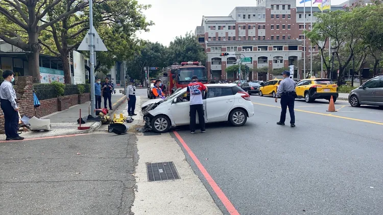 台南東區勝利路成大急診室前發生轎車自撞車禍。讀者提供