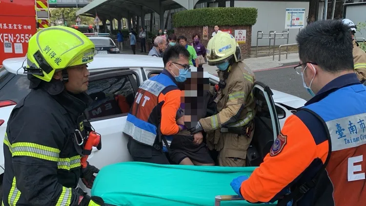 林婦雙腳受傷，就近送往成大急診救治。讀者提供