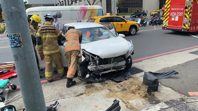 警消到場協助副駕乘客脫困。讀者提供