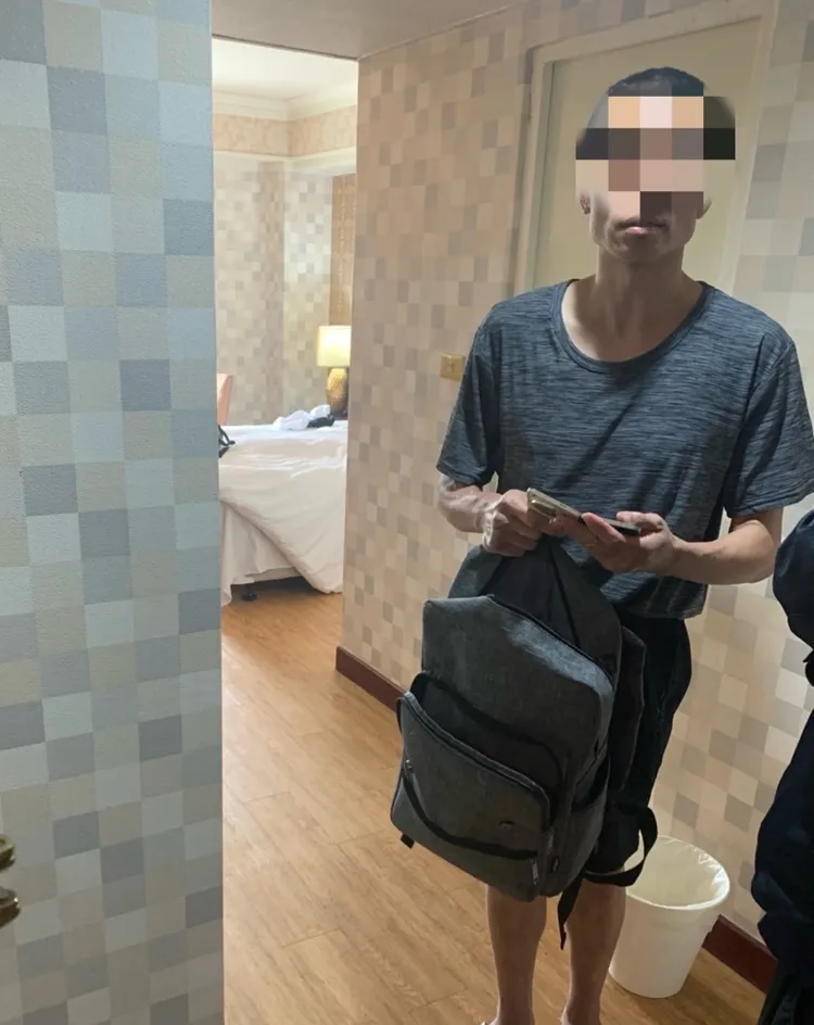 警方對房客查核身分。警方提供