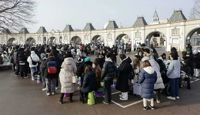 愛寶樂園今天一大早門口就大排長龍，都是福寶的粉絲。翻攝X@m1mchive