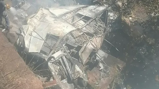 南非巴士墜谷起火45死　僅一孩童奇蹟倖存