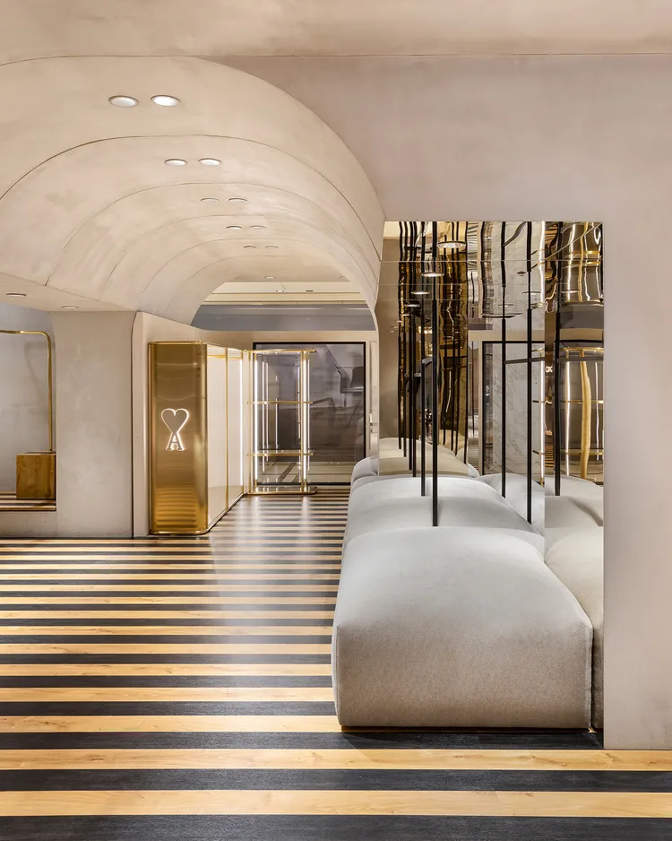 AMI快閃店中運用黑木和淺色橡木形成帶有獨特條紋的條紋地坪。品牌提供