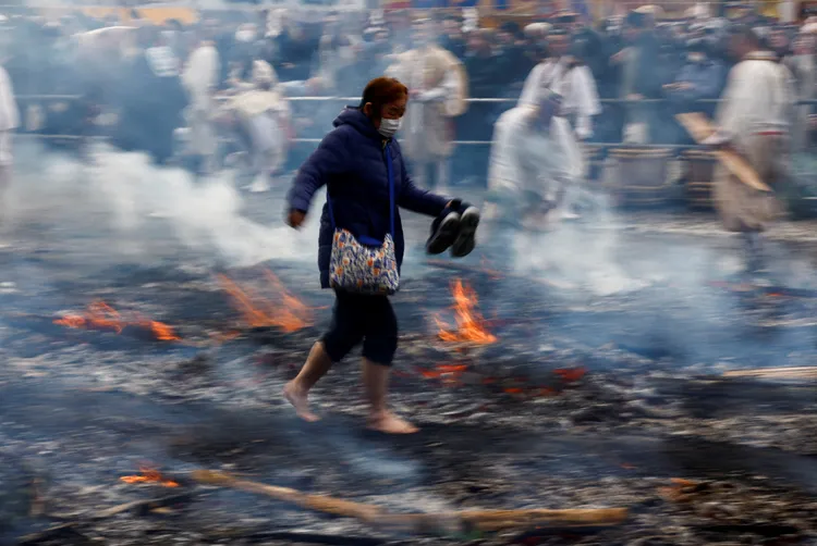 高尾山藥王院今年的「高尾山火渡祭」10日舉行。路透社