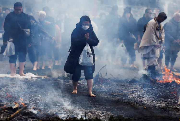 高尾山藥王院今年的「高尾山火渡祭」10日舉行。路透社