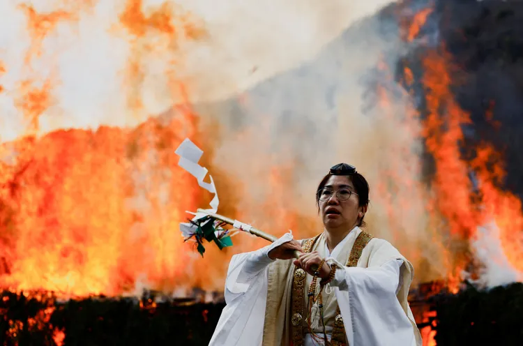 高尾山藥王院今年的「高尾山火渡祭」10日舉行。路透社