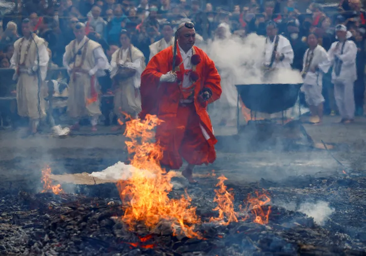 高尾山藥王院今年的「高尾山火渡祭」10日舉行。路透社
