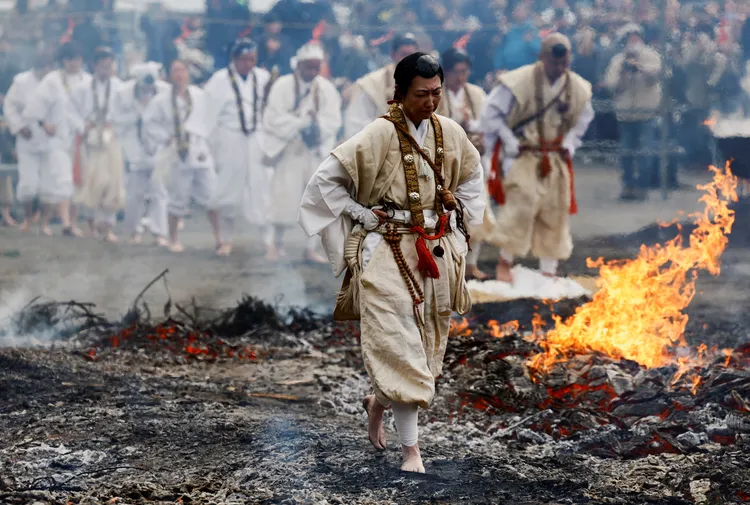 高尾山藥王院今年的「高尾山火渡祭」10日舉行。路透社