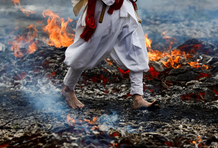 高尾山藥王院今年的「高尾山火渡祭」10日舉行。路透社