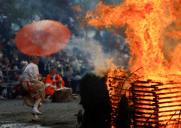 高尾山藥王院今年的「高尾山火渡祭」10日舉行。路透社