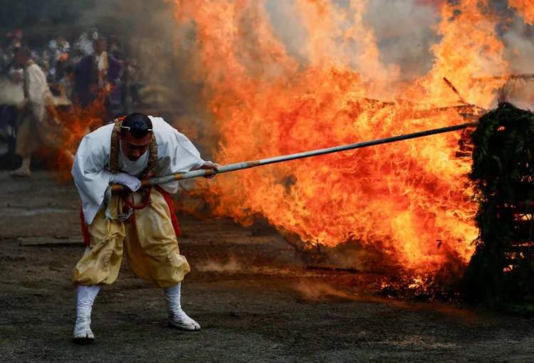 高尾山藥王院今年的「高尾山火渡祭」10日舉行。路透社
