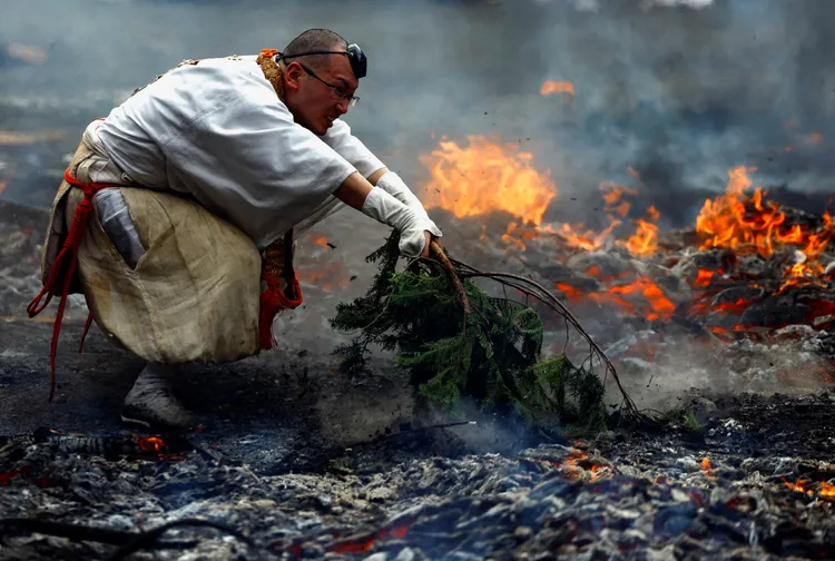 高尾山藥王院今年的「高尾山火渡祭」10日舉行。路透社