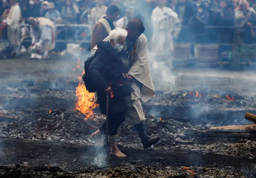 日本高尾山「火渡祭」迎春　白髮勇嬤赤腳「過火」