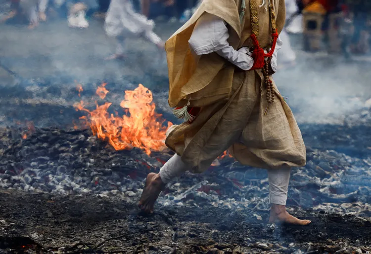 高尾山藥王院今年的「高尾山火渡祭」10日舉行。路透社