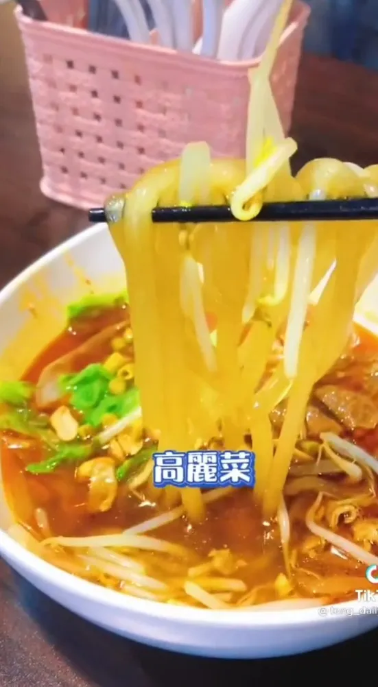 千尋味酸辣粉，可以自由選擇乾、湯、酸度、辣度。TikTok@tong_dailyfood 提供