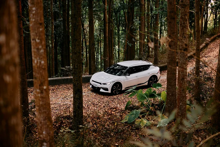 3月入主Kia EV6再享「卓越禮遇」100萬零利率專案及多重好禮。業者提供