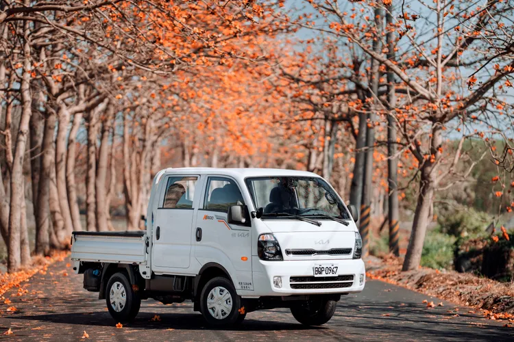 Kia商用車推出「卡旺萬元開回家」，活動期間下訂商用車任一車款，即享有低頭款一萬元、贈送隔熱紙及3年12萬保固三重好禮。業者提供