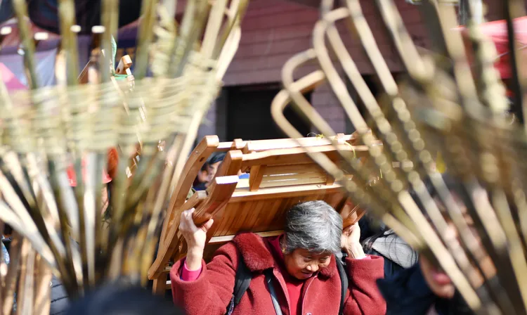 「趕分社」民眾購買生活物資。新華社