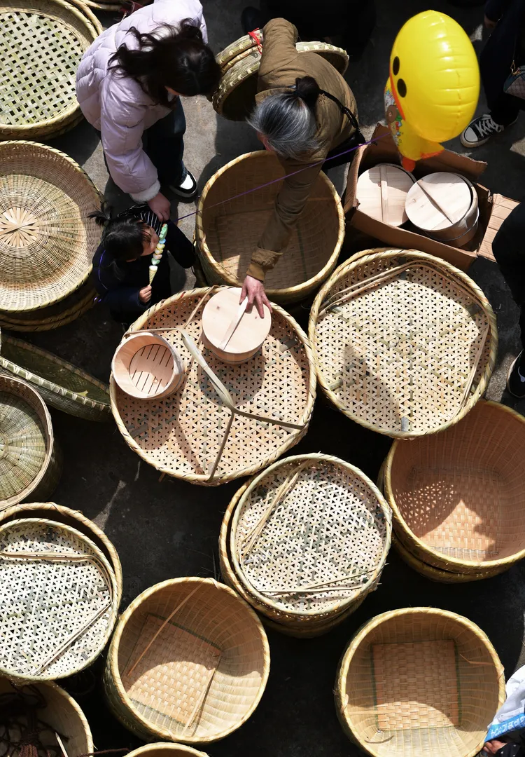 「趕分社」客商販售竹製品。新華社