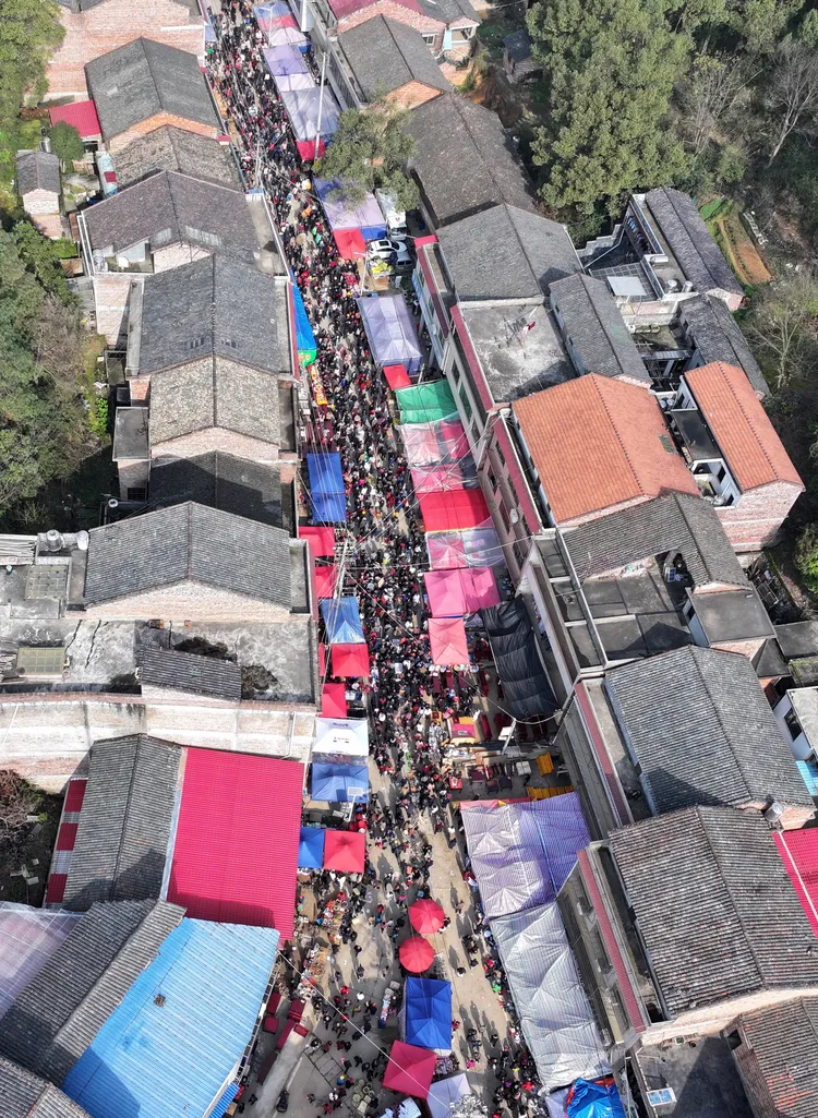 湖南衡東縣草市鎮「趕分社」習俗，可追溯到明清時代。新華社