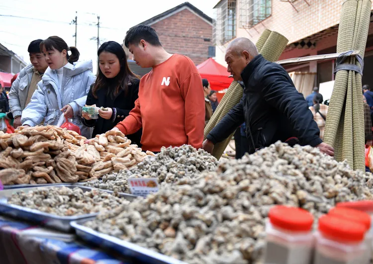 「趕分社」民眾挑選中藥材。新華社