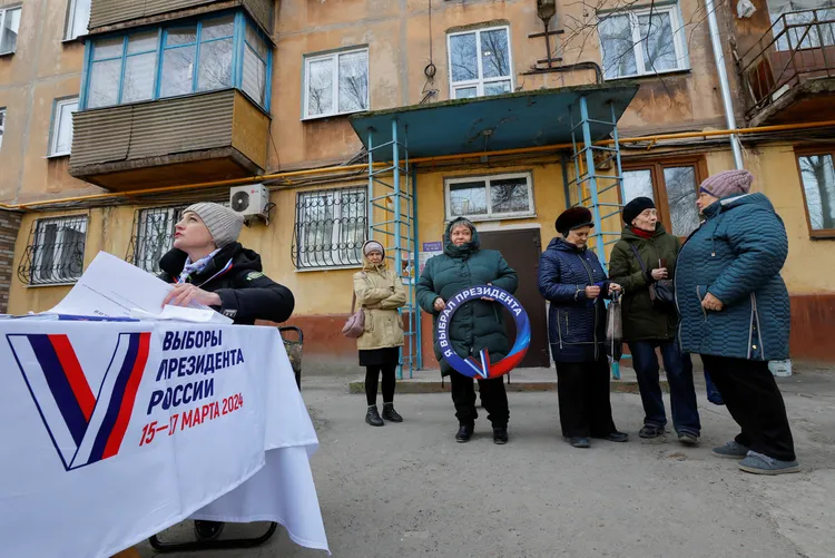 馬立波民眾被迫在家門口的臨時投票所，投下俄國總統大選選票。路透