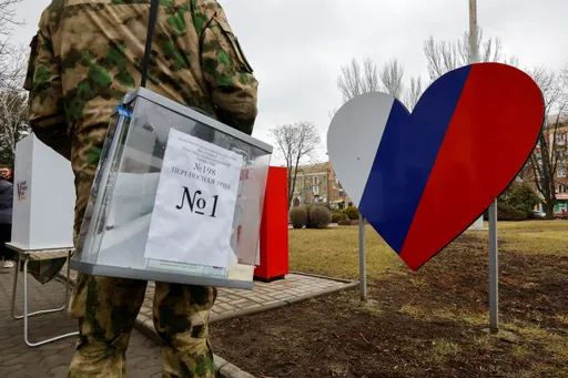 票匭扛到你家門口！俄「荷槍實彈」強逼烏民眾投票　普丁笑嘻嘻