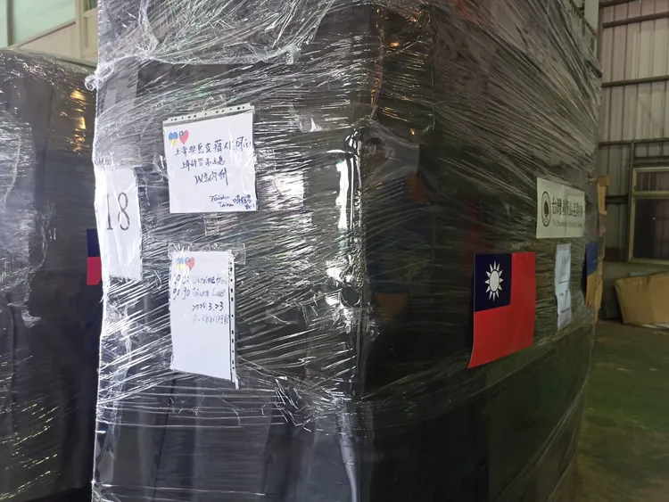 台灣社區關懷協會 23日送第二批醫療器材到烏克蘭，今裝櫃啟航。翻攝畫面