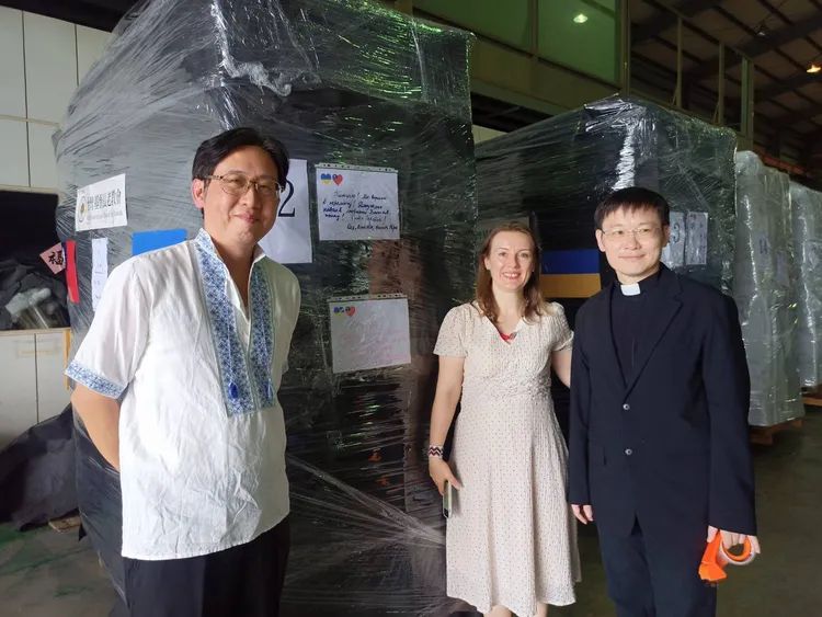 台灣社區關懷協會 23日送第二批醫療器材到烏克蘭，今裝櫃啟航。翻攝畫面