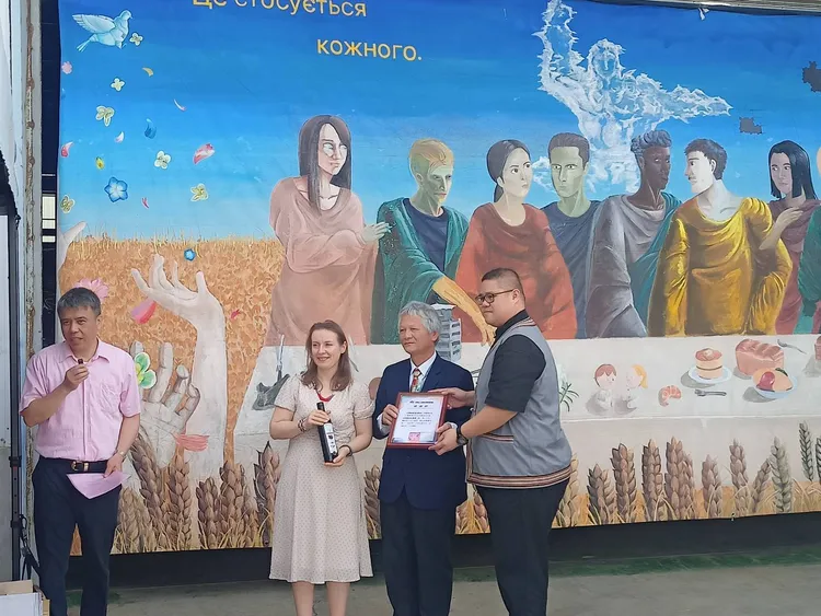 台灣社區關懷協會 23日送第二批醫療器材到烏克蘭，今裝櫃啟航。翻攝畫面