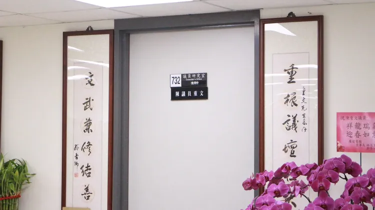 北檢今天指揮廉政署抵達北市議會，陳重文直到稍早11點54分才被檢方帶出辦公室。記者葉家瑋攝