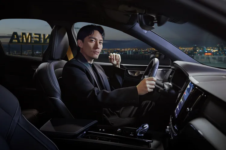 平常喜歡開車的張震，各式各樣的車款都會去嘗試看看，但仍獨鍾Volvo XC60的操控性和舒適度。業者提供