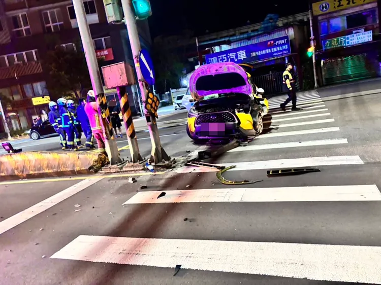 號誌桿遭撞。翻攝畫面