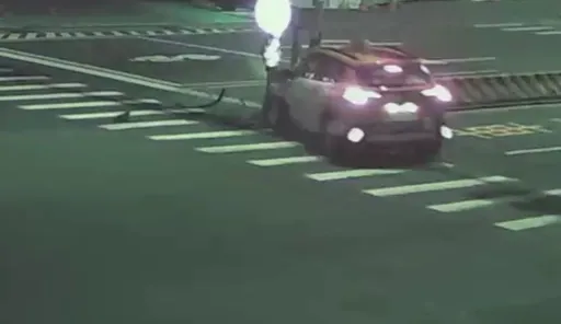 你累了嗎?汐止小黃車禍2人傷 自撞號誌桿影片曝光