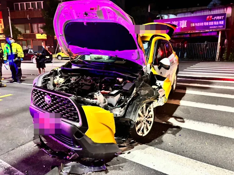 小黃車頭半毀。翻攝畫面