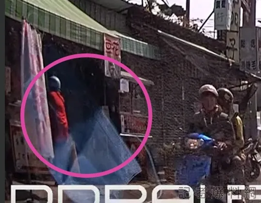 燒仙草的誘惑！阿嬤停紅燈棄車不回頭。翻攝「記者爆料網」