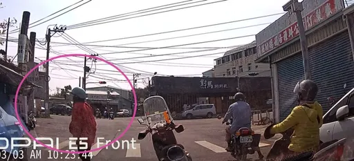 燒仙草的誘惑!阿嬤停紅燈棄車不回頭 店家急衝馬路幫牽車