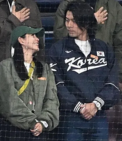 玄彬（右）戴OMEGA腕錶和愛妻孫藝真甜蜜約會。翻攝hyunbinfashion IG