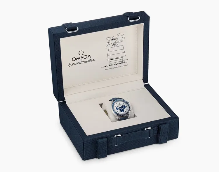 OMEGA超霸系列周年版系列「銀史努比獎章」42毫米腕錶，附有獨特錶盒。翻攝官網